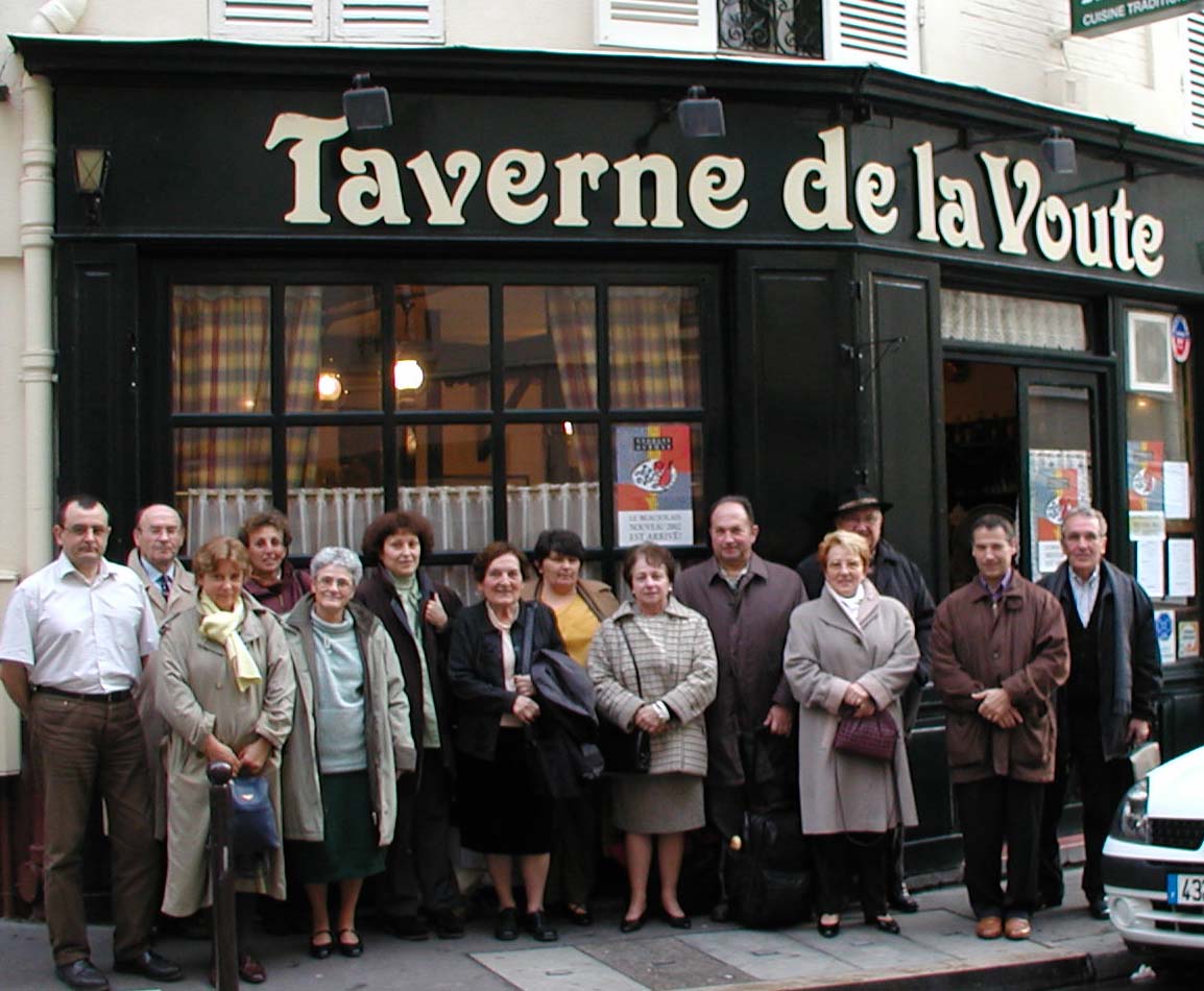 Les Parisiens devant la Taverne de la Voûte